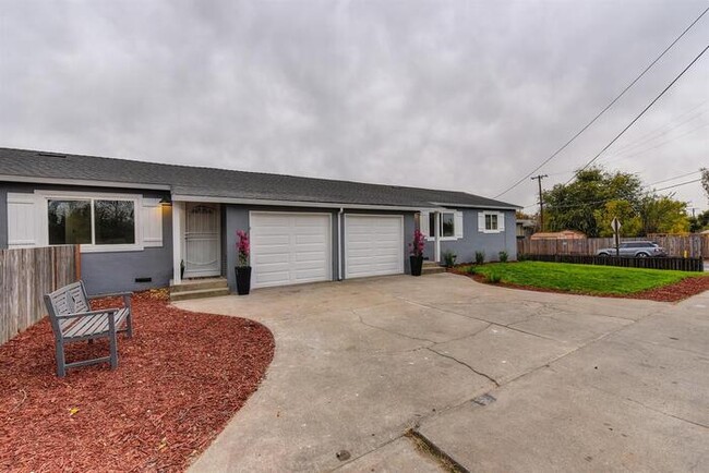 Building Photo - Beautifully Remodeled Duplex - 2 Bed, 1 Bath