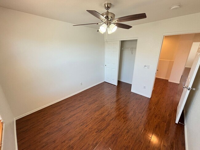 Building Photo - Beautiful 5Bed/2.5Bath/2Car home located near Seven Hills