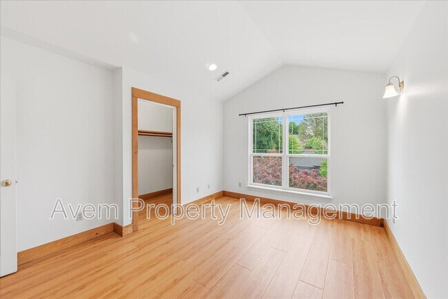 Building Photo - 4527 SE 40th Ave