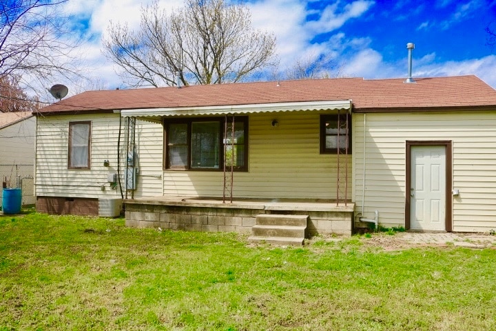 Spacious backyard with covered patio - 1439 N Olympia Ave