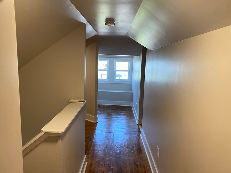 Loft - 613 Blenheim Ave