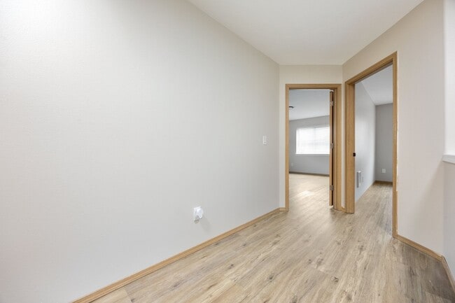 Building Photo - 4Bed/2.5 Bath available in SE Portland