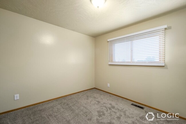 Building Photo - Beautiful Home in South Ogden!