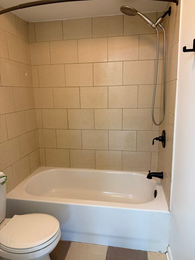 Building Photo - Centrally Located 2 BED/1.5 BATH TOWNHOME ...