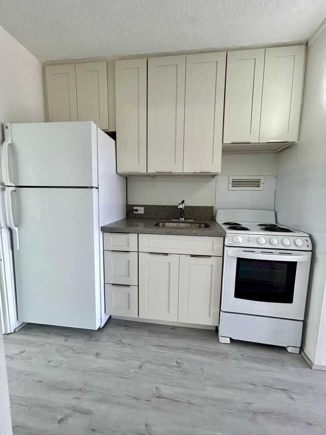 Building Photo - Renovated, 1 Bedroom / 1 Bath convenient location! Available NOW (Rent includes Electricity)