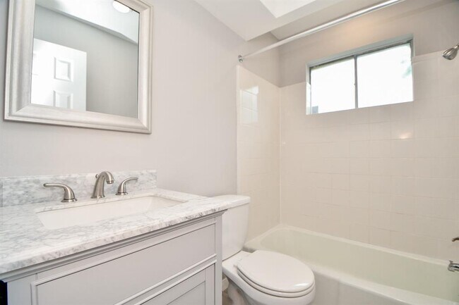 Building Photo - 12314 Plumpoint Dr
