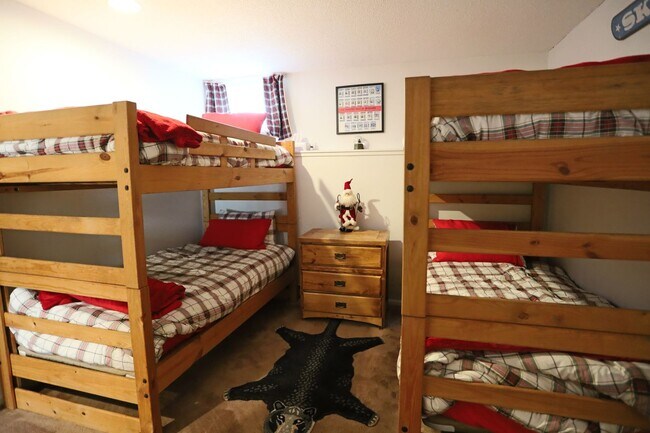 Building Photo - Seasonal 6 Month Lease Available!  $1,700/ mo Charming Two-Bedroom Condo in Waterville, NH!