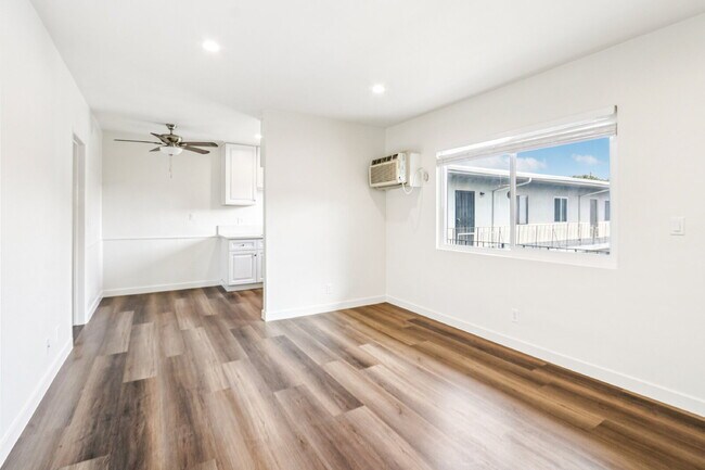 Building Photo - 1 bed 1 bath with pool and laundry!