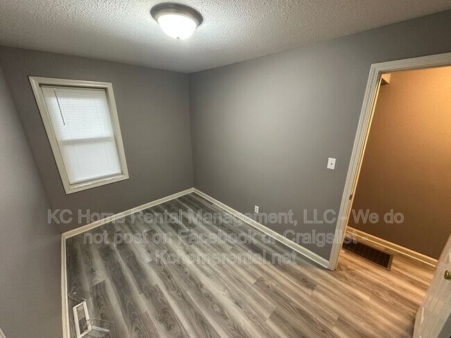 Building Photo - 1110 W 41st Terrace