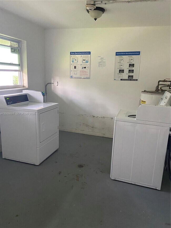 Building Photo - 15201 NE 6th Ave