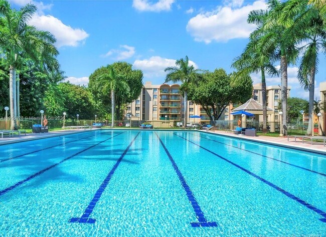 Building Photo - 9320 Fontainebleau Blvd