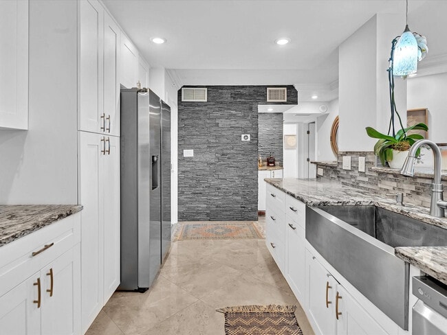 Building Photo - 1150 Hillsboro Mile