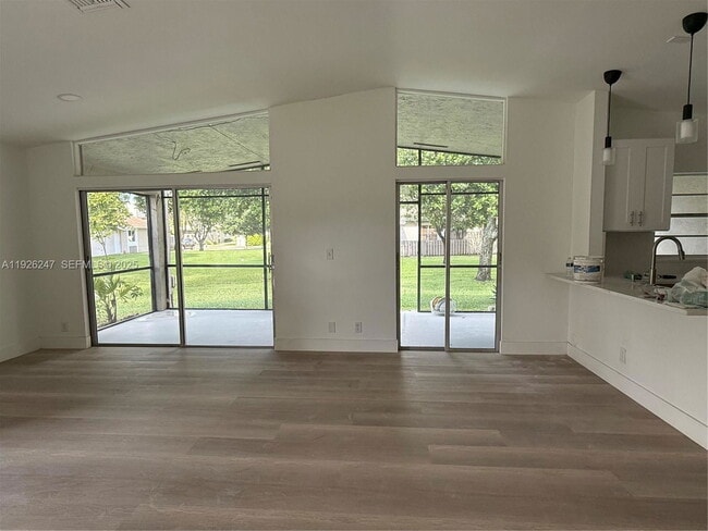 Building Photo - Woodgate Court, Sunrise, FL 33326 - 3 BR 2 BA villa