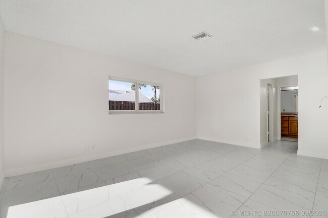 Building Photo - 100 SW 15th Ct