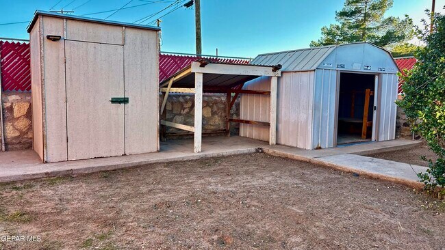 Building Photo - 995 Gloria St