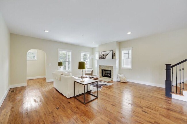 Building Photo - 1332 Lischey Ave