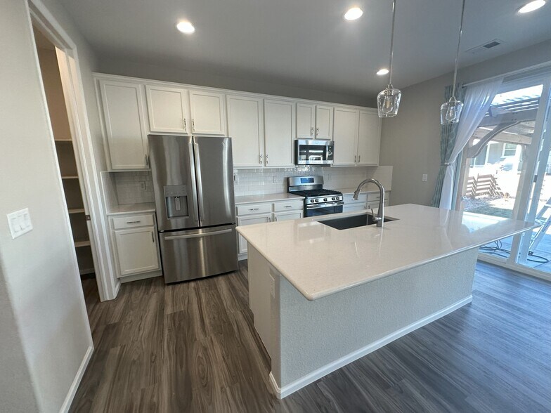 Building Photo - 870 Golden Peak Dr
