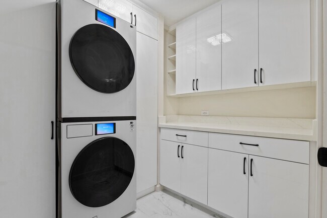 Building Photo - 555 University Ave