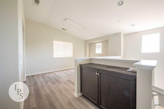 Building Photo - Clovis Eastside Home, 4BR/3BA, Built 2017 - Lots of Amenities!