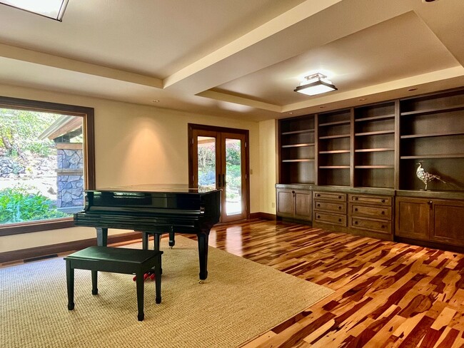 Building Photo - Luxury Estate Retreat in the Heart of Samm...