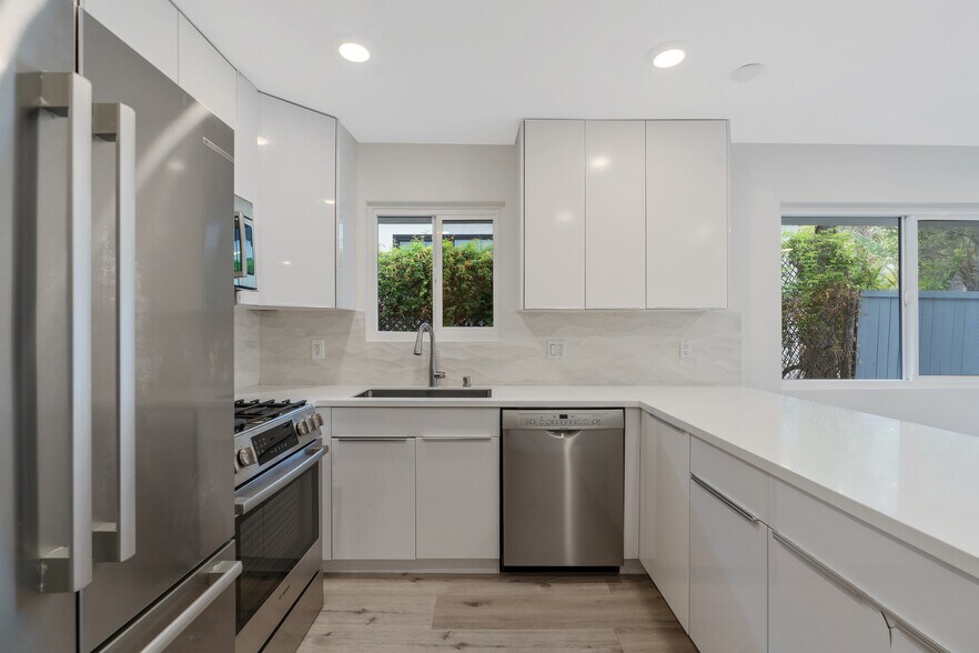 Building Photo - 1025 Pleasantview Ave