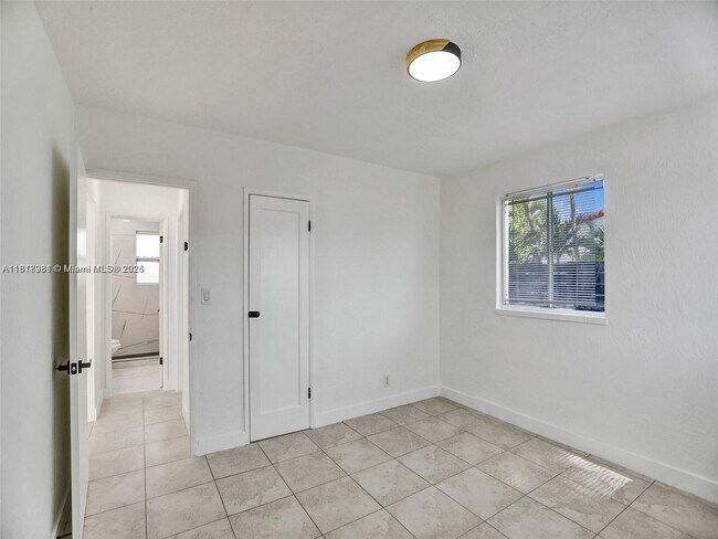 Building Photo - 708 N 20th Ave