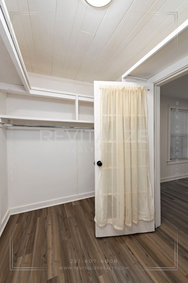 Building Photo - Adorable 3 Bed 2 Bath Cottage with Double ...