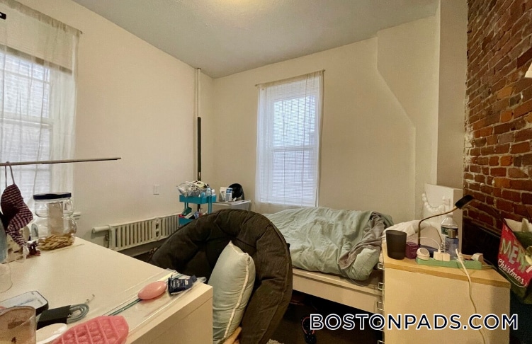 Building Photo - 216 Hemenway St