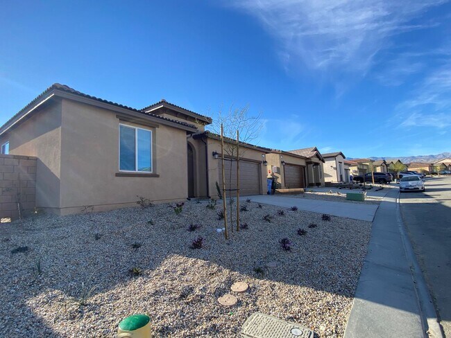 Building Photo - Beautiful Home with Solar