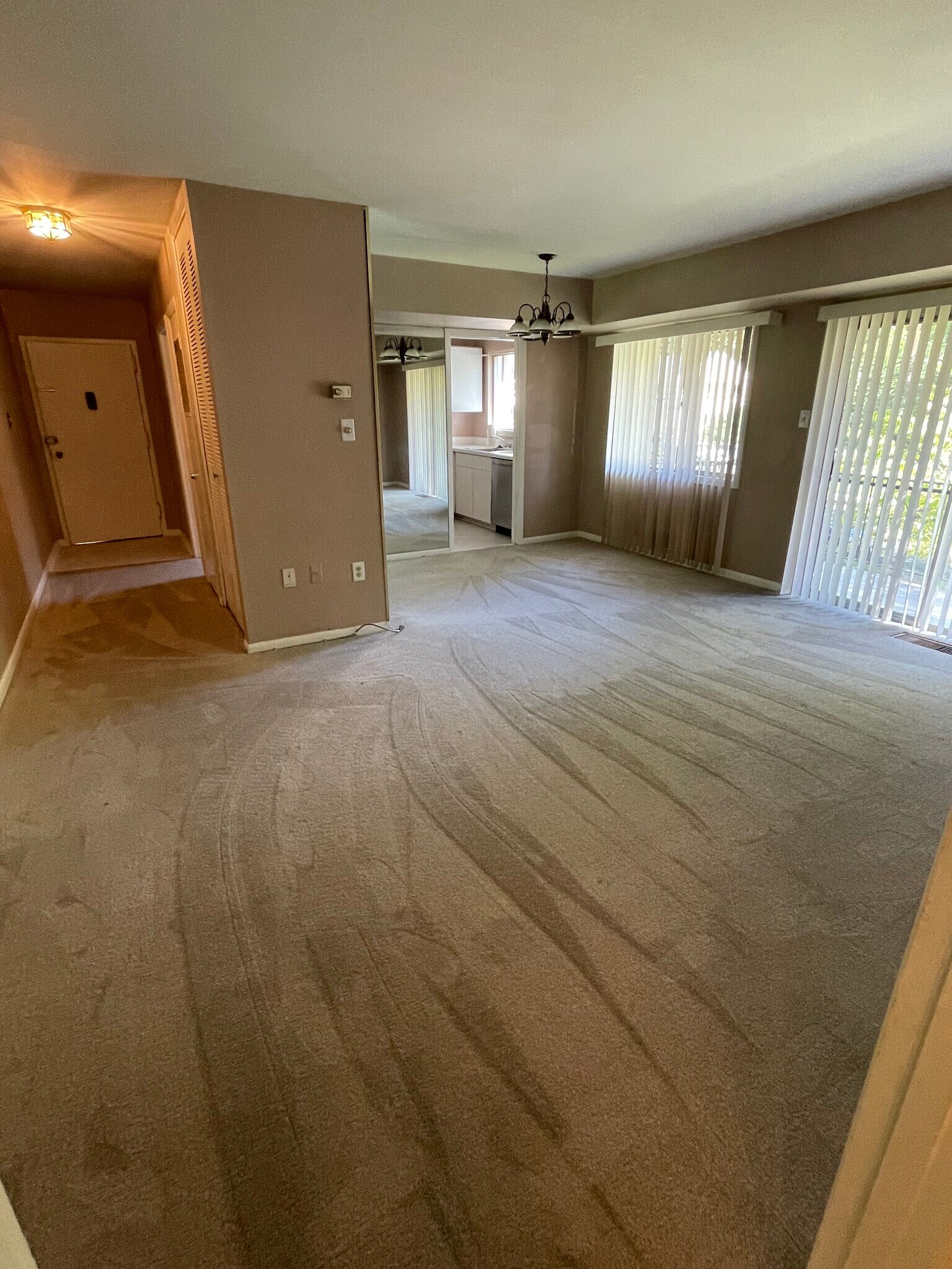 Living room - 10638 Weymouth St