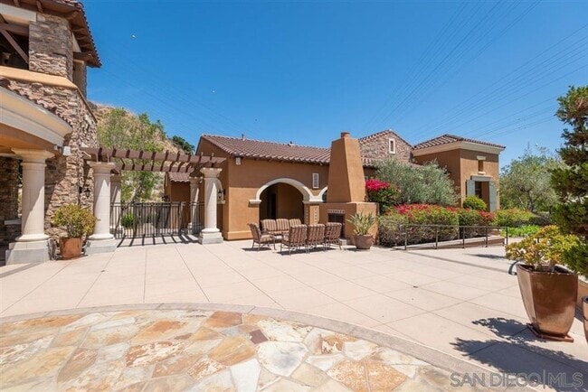 Building Photo - Beautiful townhome in Mission Valley!  Ava...