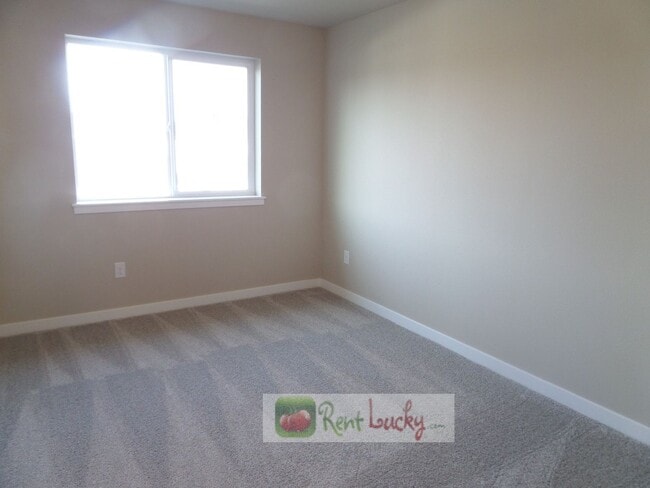 Building Photo - GORGEOUS!! Newer 3 Bedroom Home w/2-Car Ga...