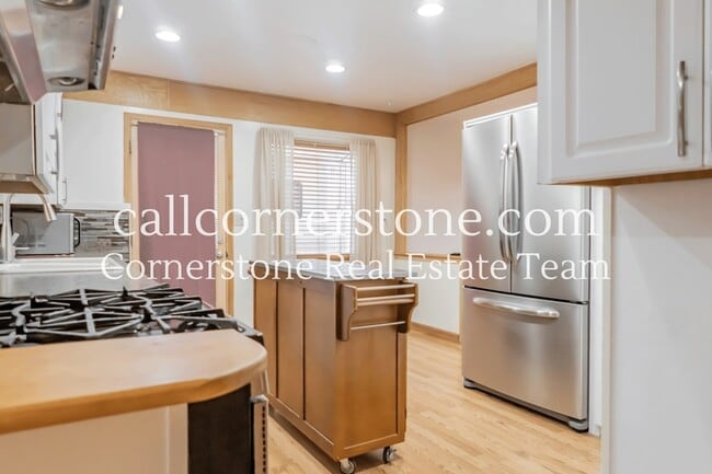 Building Photo - 411 E Cheyenne Rd