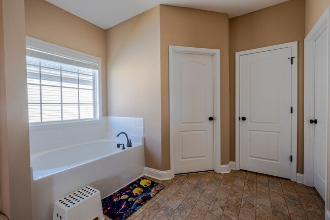 Building Photo - 5773 Highland Grove Dr