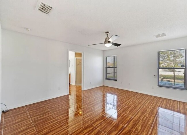 Building Photo - Beautiful 3 Bed and 2 Bath POOL HOME in Ki...