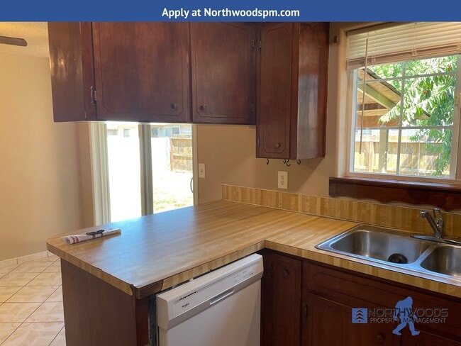 Building Photo - Very Nice 3 Bedroom 1.5 Bath Home-Located ...