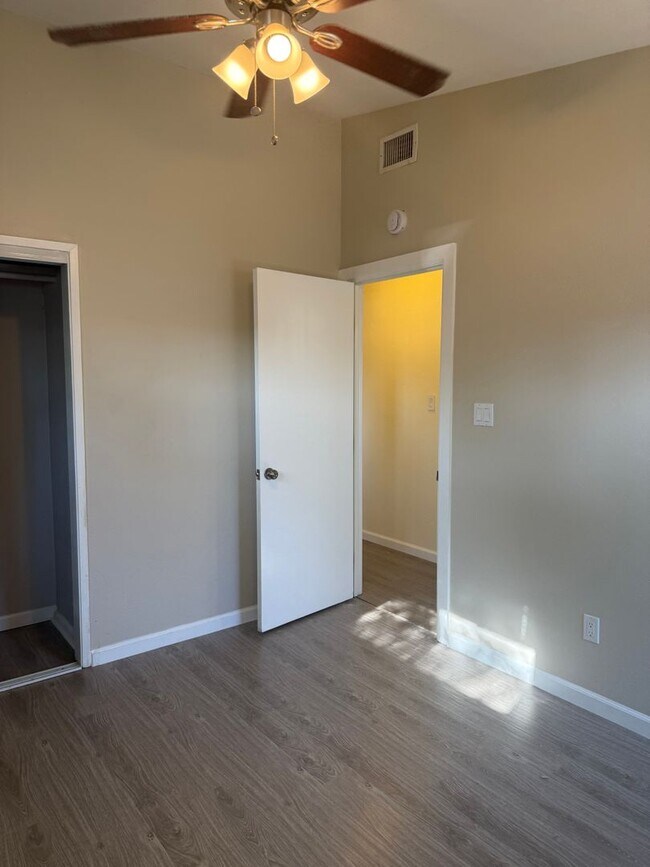 Building Photo - 565 Pepper Dr