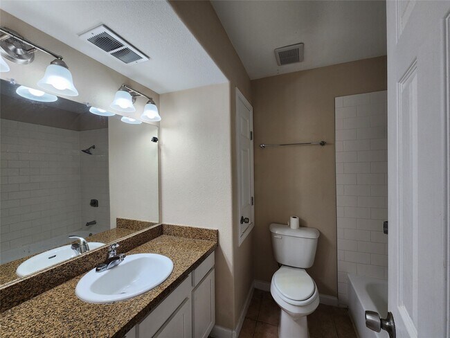 Building Photo - 17401 Red Oak Dr