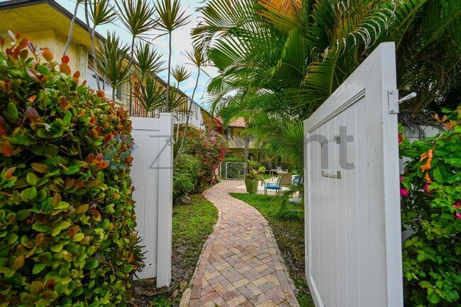 Building Photo - 1250 Miami Rd