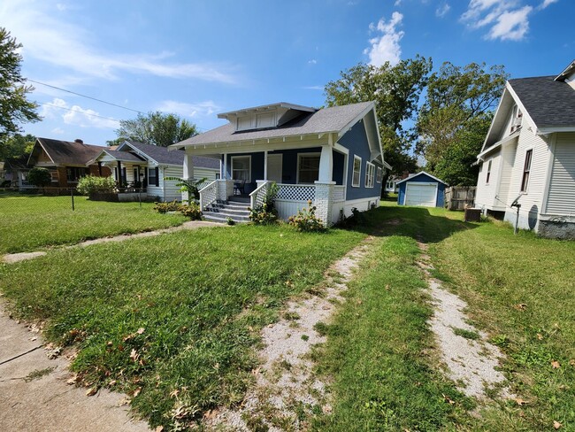 Building Photo - !! Spacious 2-Bedroom, 1-Bathroom Home AVA...