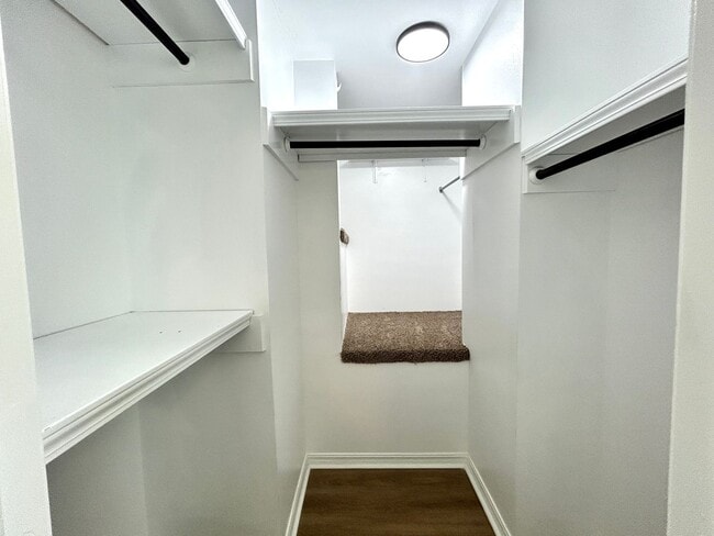 Building Photo - Well appointed 2 bed, 2.5 bath Townhouse