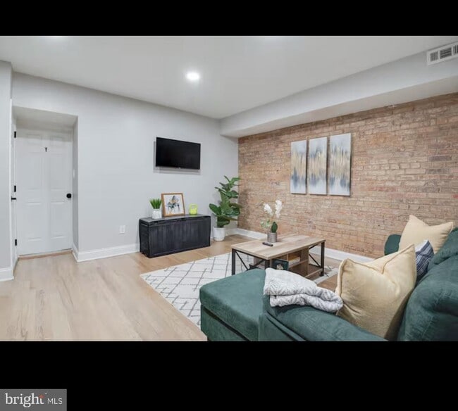 Building Photo - 1255 Raum St NE