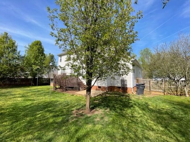 Building Photo - Amazing Hillsborough Home!
