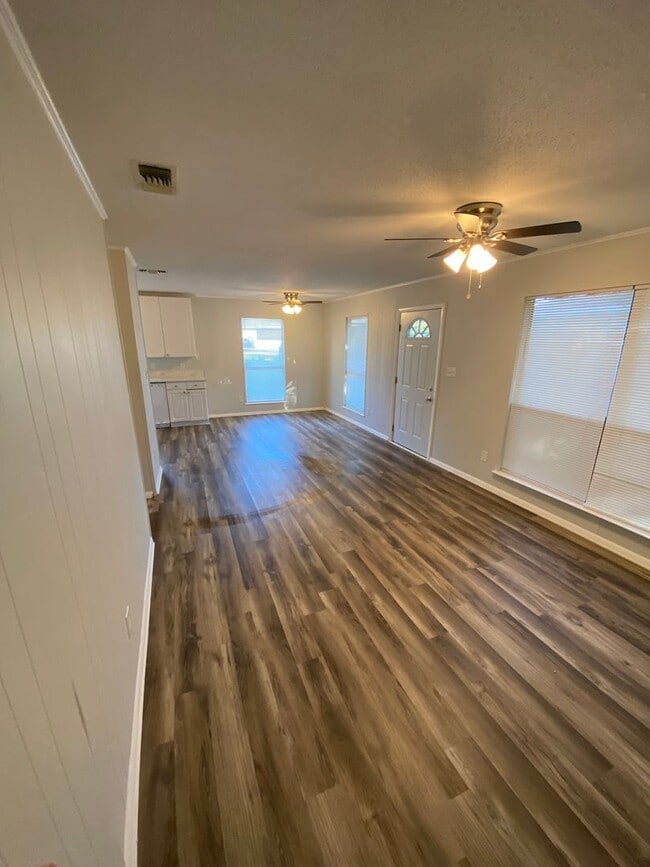 Building Photo - San Vincente