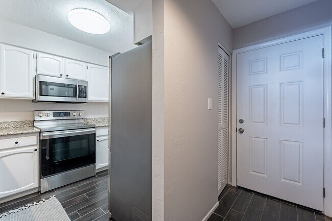 Building Photo - Two Bedrooms in Old Town Scottsdale - Available November 5, 2025!