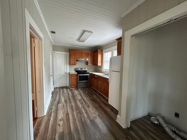 Building Photo - SUMMER MOVE-IN SPECIAL: $500 OFF 1ST MONTH...