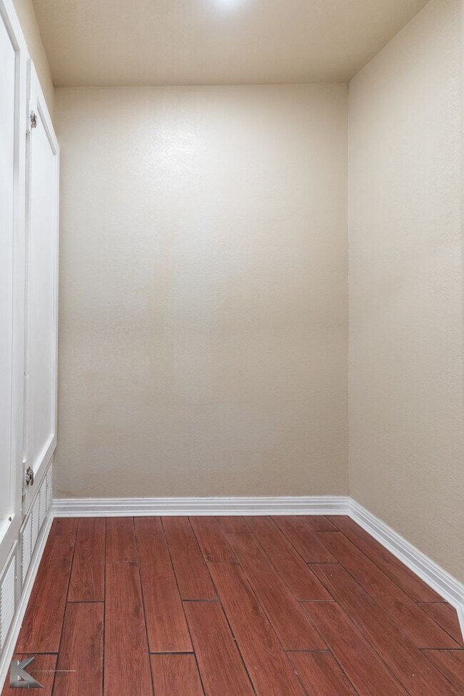 Building Photo - 3 bed, 1.5 bath, XL living room, XL garage...