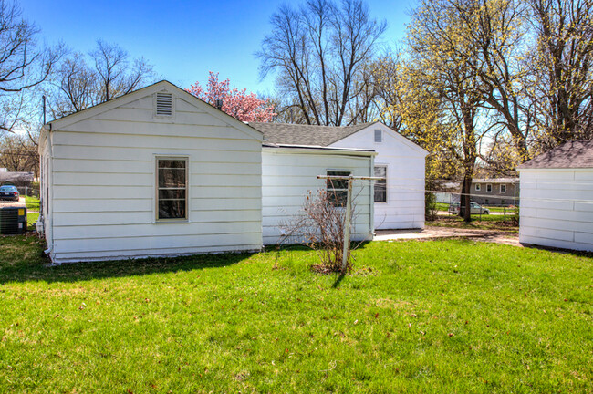 Building Photo - 4 Bedroom home fully fenced in back yard!
