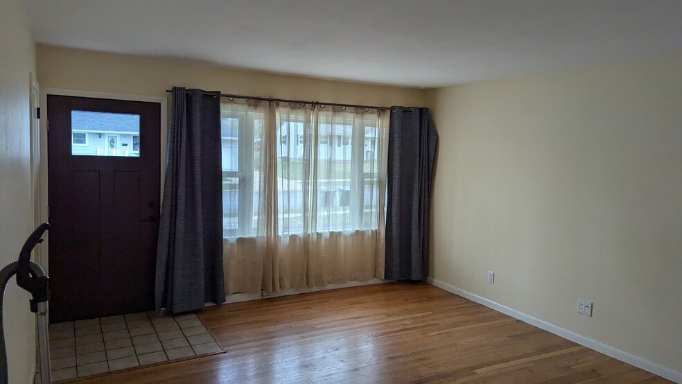 living room, facing street - 5310 Camden Rd