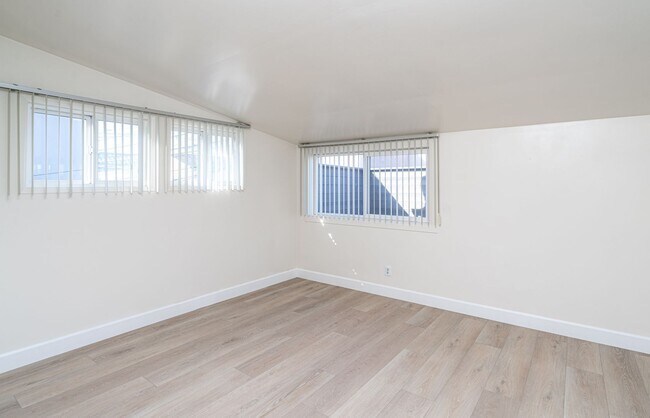 Building Photo - 1114 W Balboa Blvd
